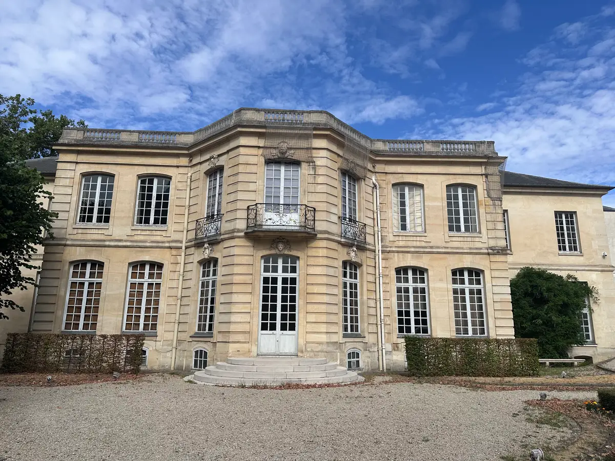 Hôtel de la Comtesse du Barry, façade côté jardin